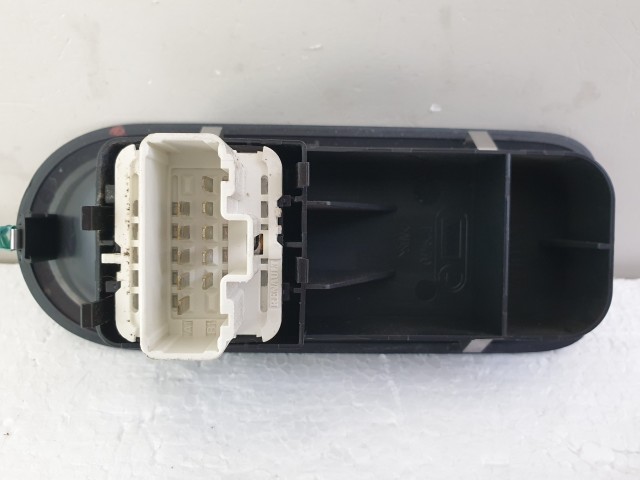 503988 Renault Clio 3, 2009, Bal Ablakemelő Kapcsoló, 8200356520