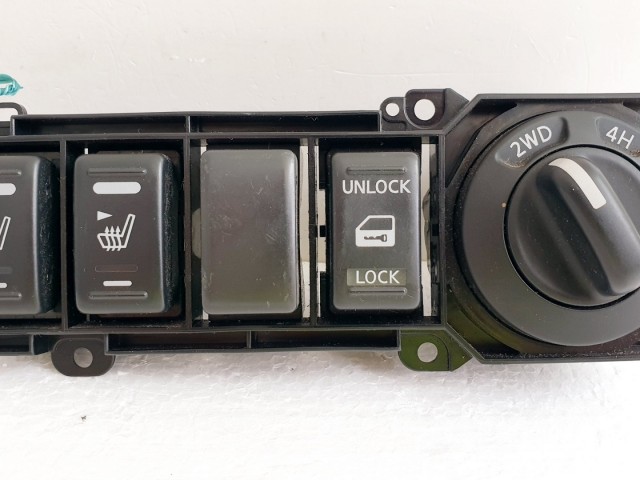 508213 Nissan Navara D40, Ülésfűtés Kapcsoló.