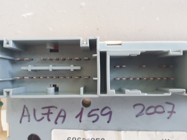 511418 Alfa Romeo 159, Belső Biztosítéktábla, 60686059. 2007.