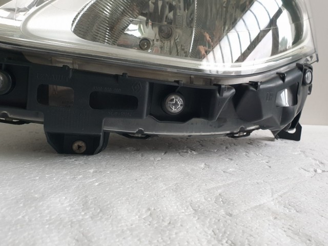 511656 Renault Clio 3, 2010, Bal Első Lámpa, Fényszóró, 8200775825.