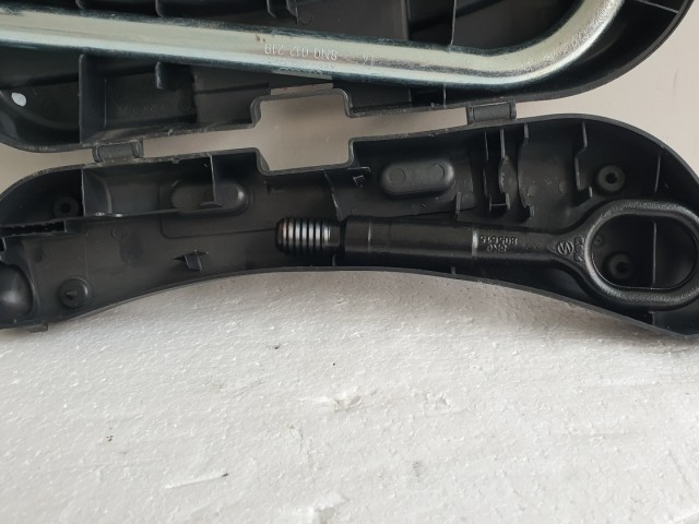 512031 Audi A4 B8, 2011, Vonószem, Emelő, Tartóban, 8K0805615.