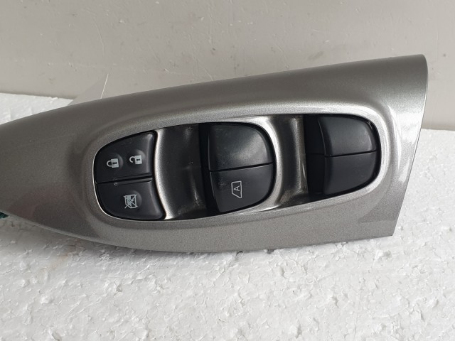 512274 Nissan Juke 2013, Ablakemelő Kapcsoló,  Bal Első.