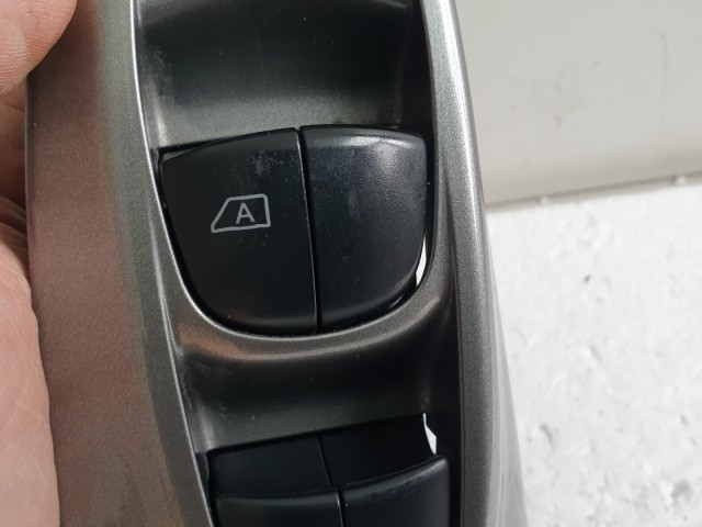 512274 Nissan Juke 2013, Ablakemelő Kapcsoló,  Bal Első.