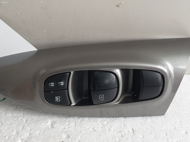 512274 Nissan Juke 2013, Ablakemelő Kapcsoló,  Bal Első.