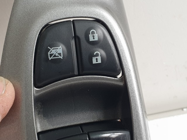 512274 Nissan Juke 2013, Ablakemelő Kapcsoló,  Bal Első.