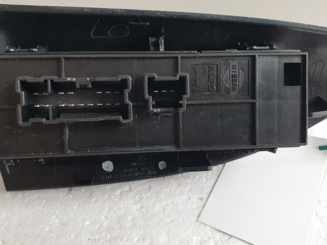 512274 Nissan Juke 2013, Ablakemelő Kapcsoló,  Bal Első.
