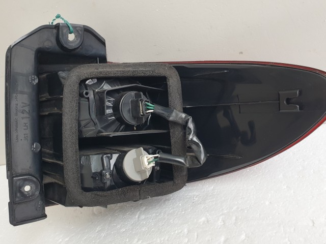 512129 Toyota Previa 2005, Bal Hátsó Lámpa, 28-171.