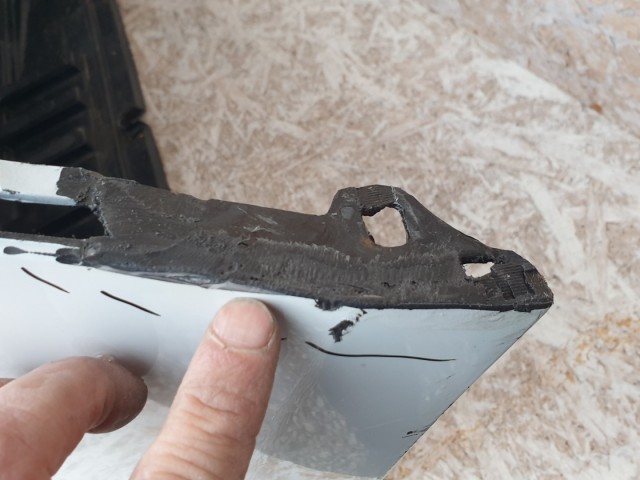 512596 Renault Clio 3, 2011, Első Lökhárító, 185 ös, 8200799930.