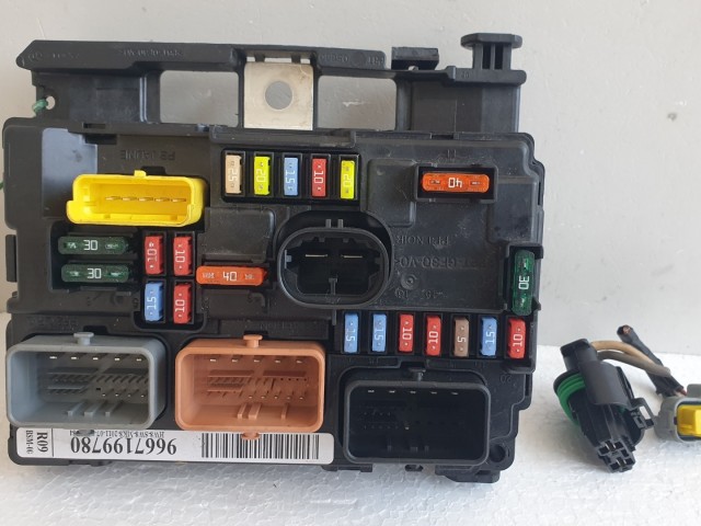 512458 Peugeot 207, Biztosítéktábla, 9667199780, R09, Bsm 00. Valeo.