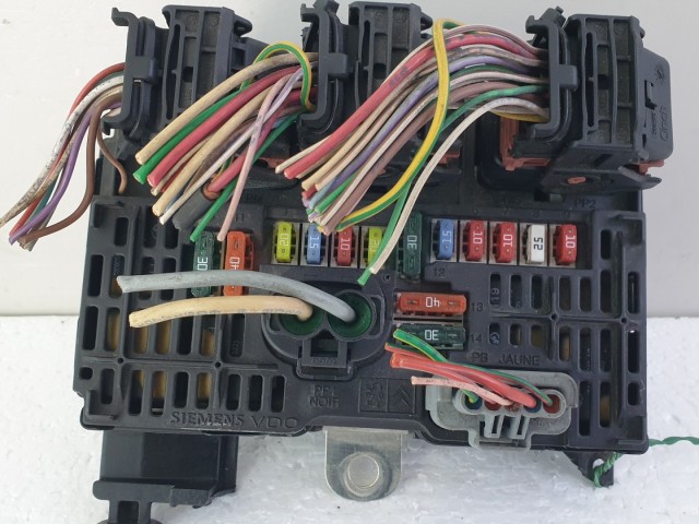 512667 Peugeot 307, Biztosítéktábla, S118983004Q, Bsm-L04, Siemens.