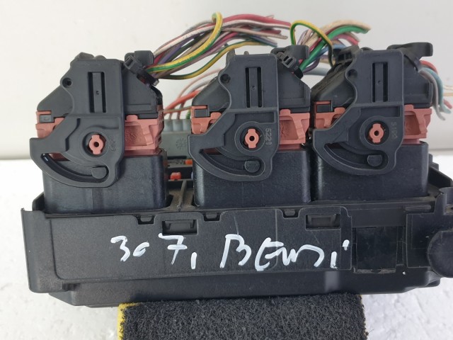 512667 Peugeot 307, Biztosítéktábla, S118983004Q, Bsm-L04, Siemens.