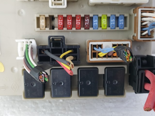 512693 Renault Clio 3, 2010, Külső Biztosítéktábla, 902663A,  