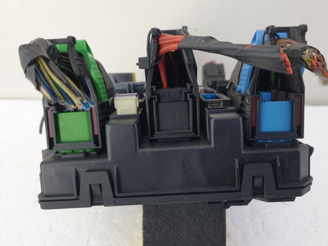 512695 Opel Astra H, 2008, Biztosítéktábla, Csomagtér, 13206762.