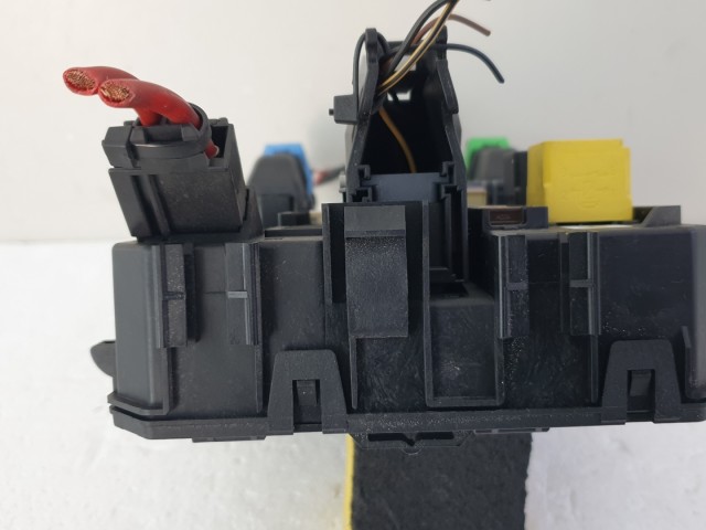 512695 Opel Astra H, 2008, Biztosítéktábla, Csomagtér, 13206762.