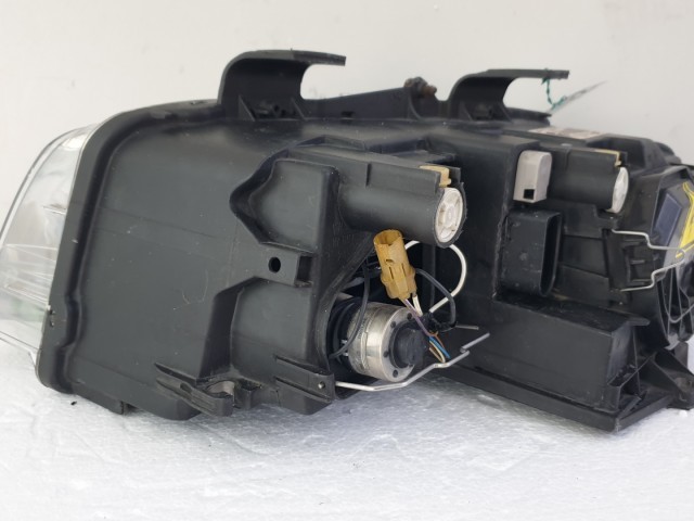 512792  Audi A4 B6, 2002, Jobb XENON Fényszóró, 8E0941004S. Lámpa. 
