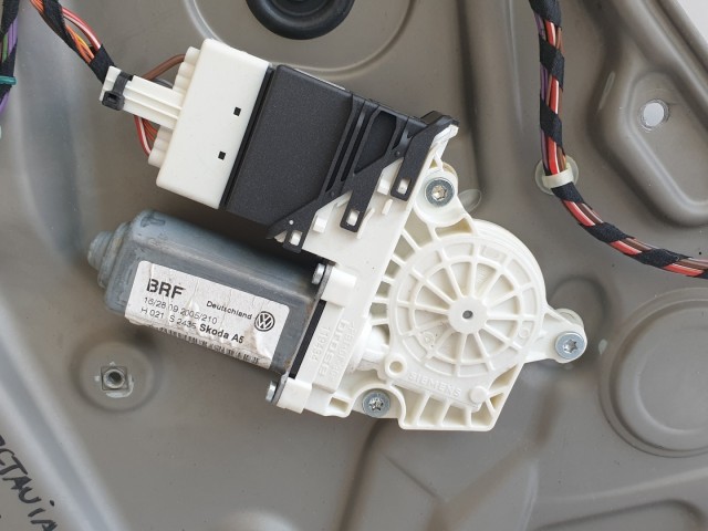 511006 Skoda Octavia 2, Kombi, Jobb Hátsó Ablakemelő Szerkezet, Elektromos.