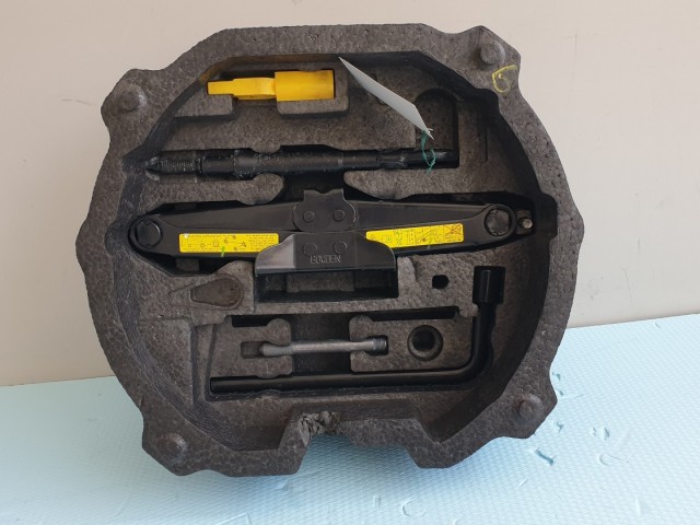 511010 Citroen C5, 2010, Emelő Szett, Kerék kulcs, Vonószem,  Kompletten.