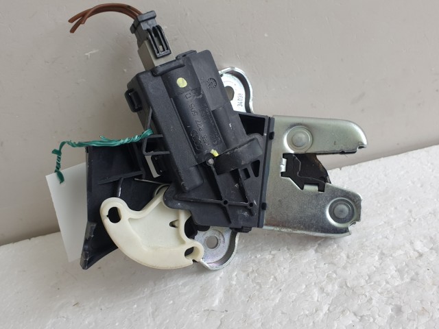 512000 VW Passat B6, 4 Ajtós, Csomagtérajtó Zár, 4F5827505D, Zárszerkezet.