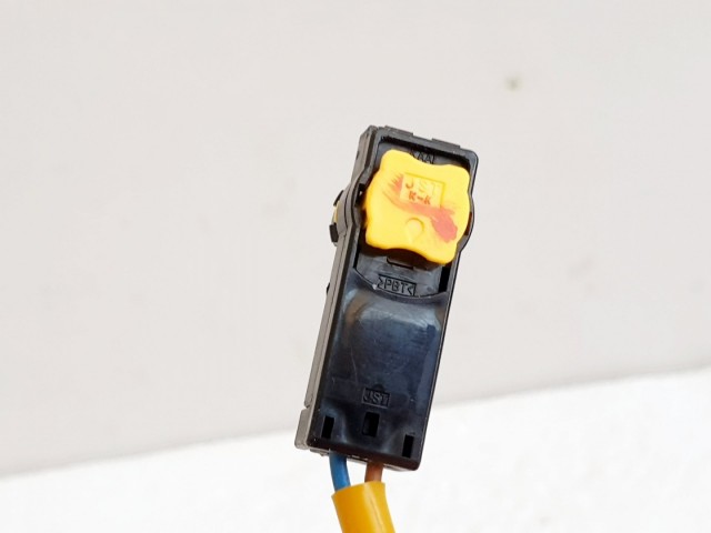 508422 Kia Ceed 2009, Légzsák Átvezető Szalag, 8 Tüsi.