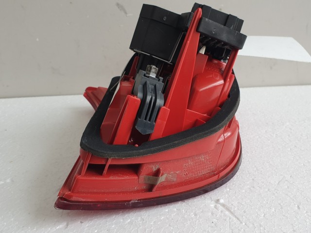 512830 Audi A6 Kombi 2008,  Jobb Hátsó Belső LED Lámpa, 89317069.