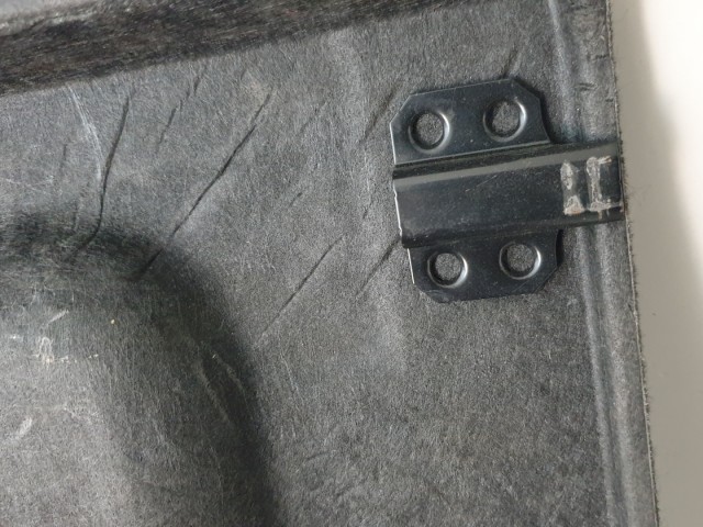 513012 Mazda 3, 2006, Kalaptartó, 5 Ajtóshoz.