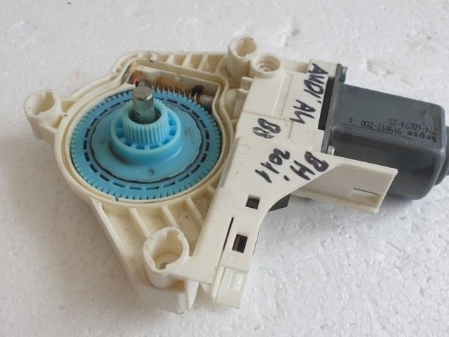 Ablakemelő motor