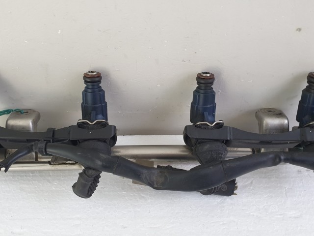 509897 Audi A4, 1.8 Turbó, Közös Nyomócső, Injektor, 06B133551M. Kompletten.