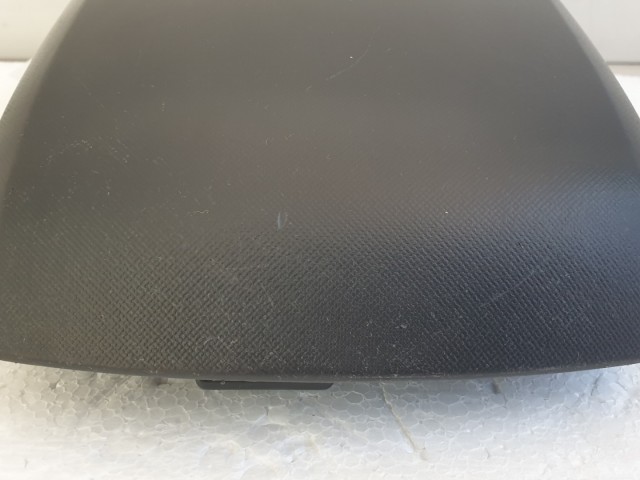 513252 Isuzu D Max 2015, Könyöklő.